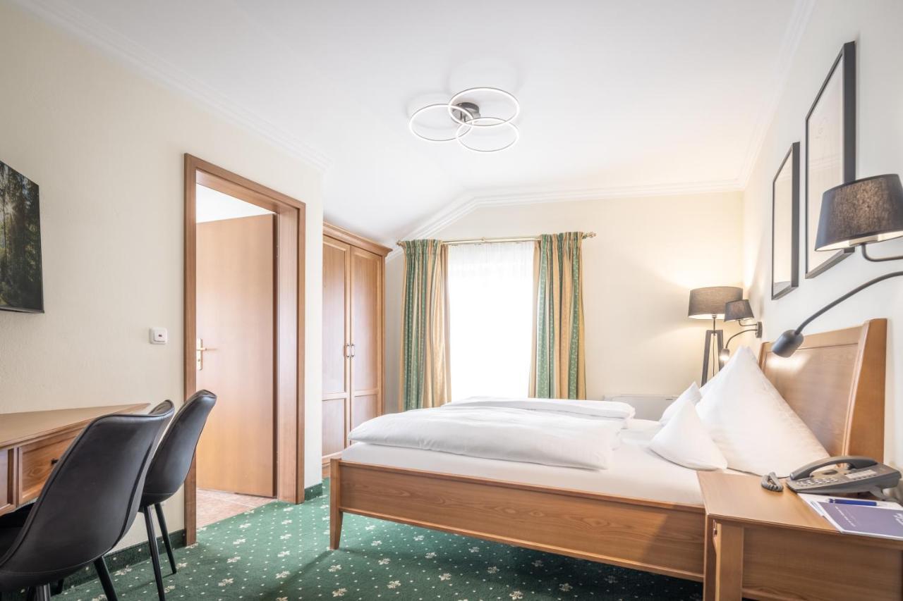 Hotel-Gasthof Hoettl Deggendorf Buitenkant foto