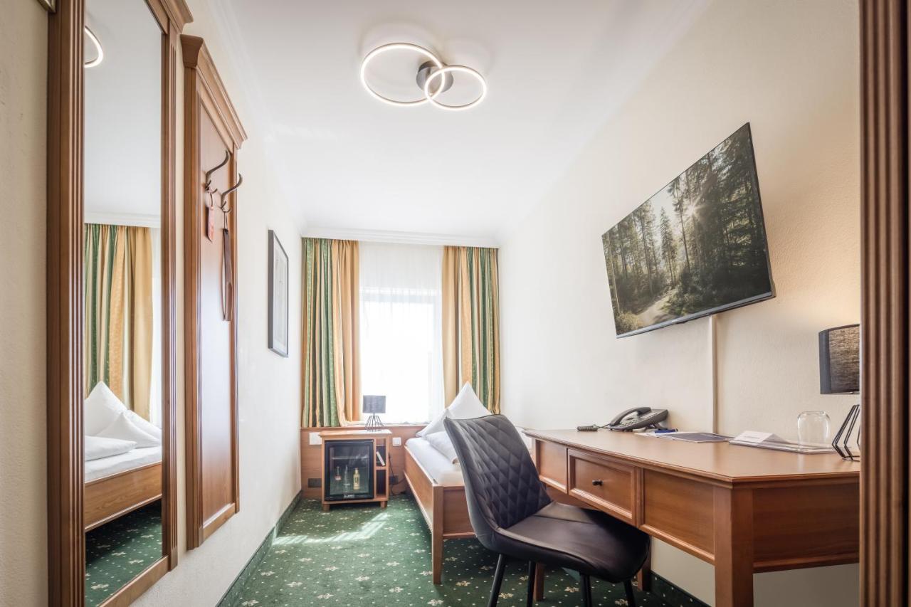 Hotel-Gasthof Hoettl Deggendorf Buitenkant foto